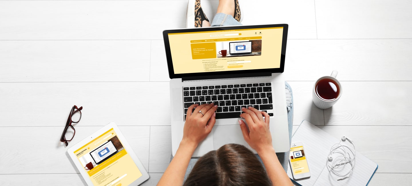 Foto/Grafik Quelle: shutterstock.com [320984579 Draufsicht der jungen Frau auf dem Boden mit Laptop © Africa Studio] 