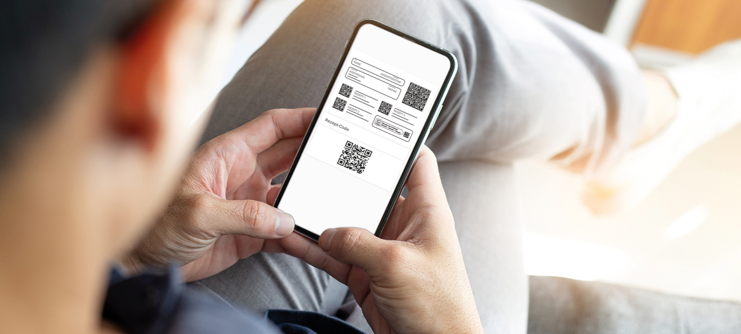 Foto/Grafik Quelle: shutterstock.com [1563384160 Bildtelefon-Blankobildschirm für text.sit genießen Sie entspannen auf dem Sofa mit mobile.hand halten Textnachrichten-Chat mit friend.concept für moderne K